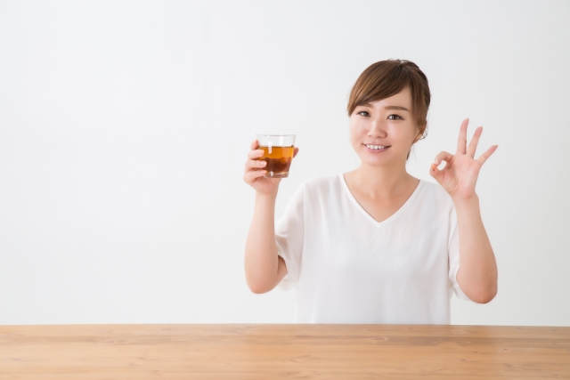 ハトムギ茶を飲んでいる女性のイメージ
