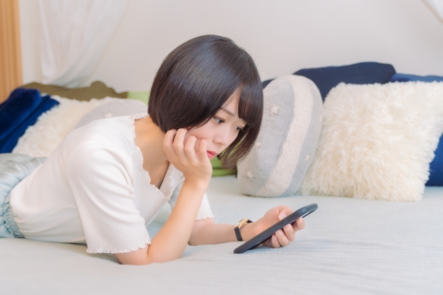 妊活をスマホで調べる女性