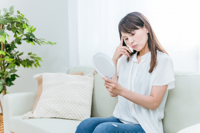 更年期の肌荒れ赤みは、スキンケアを変えるだけでは改善しないことが多くあります。