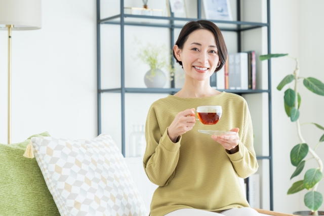 ひし茶を飲む女性イメージ